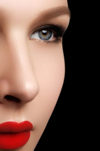 Bienestar, cosméticos y estilo retro chic. Primer plano retrato de sensualidad hermosa mujer modelo cara con maquillaje de moda y sexy noche labios rojos maquillaje. Aspecto de alta moda —  Fotos de Stock