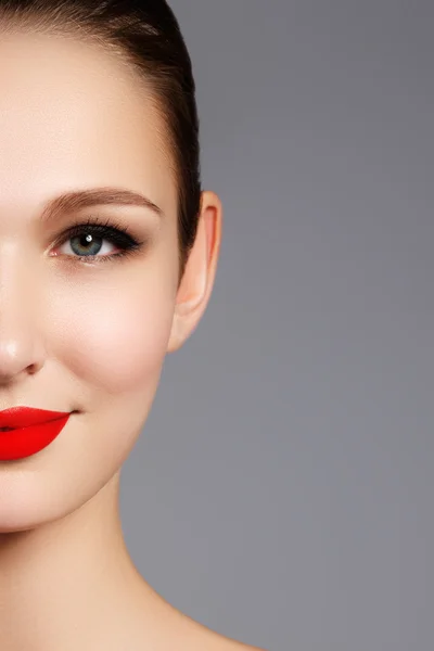 Hermoso retrato de sensual modelo de mujer joven europea con glamour labios rojos maquillaje, maquillaje de flecha de ojos, piel de pureza. Estilo de belleza retro — Foto de Stock