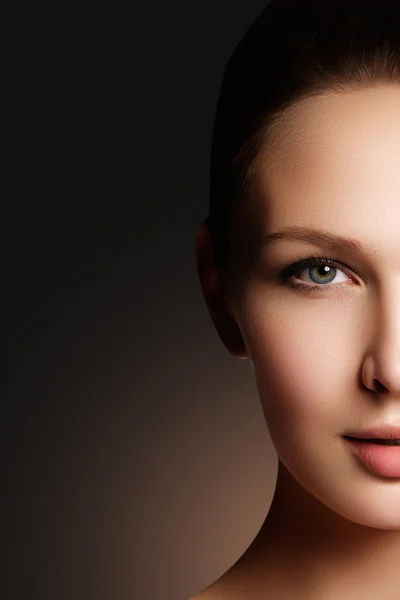Make-up & Kosmetik. Nahaufnahme Porträt der schönen Frau Modell Gesicht mit sauberer Haut. natürliche Hautpflege Schönheit, saubere weiche Haut. Wellness-Behandlung — Stockfoto