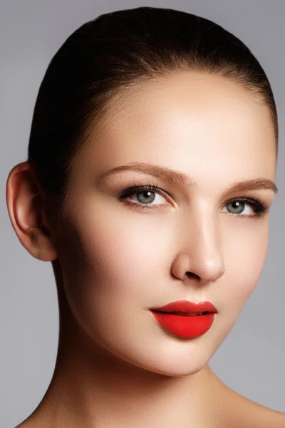 Bien-être, cosmétiques et style rétro chic. Gros plan portrait de sensualité belle femme mannequin visage avec maquillage de mode et sexy soirée rouge lèvres maquillage. Look haute couture — Photo