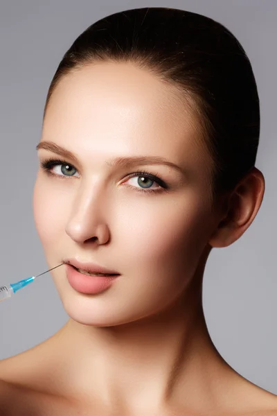 Closeup of beautiful woman gets injection in her lips. Full lips. Beautiful face and the syringe (plastic surgery and cosmetic injection concept). — Φωτογραφία Αρχείου