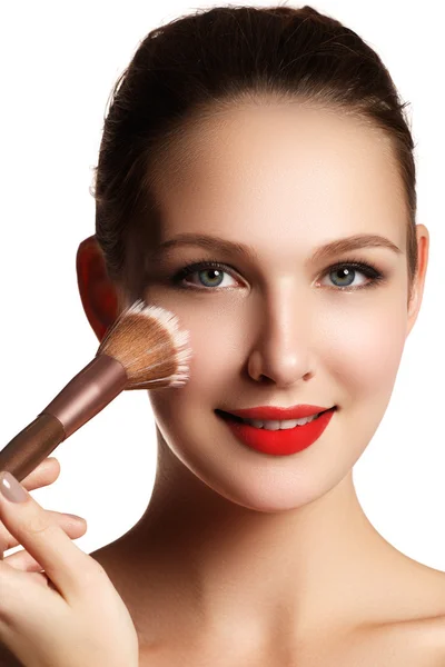 Modello di bellezza con pennello per trucco. Trucco luminoso per donna bruna con gli occhi blu. Bellissimo viso. Pelle perfetta. Applicare il trucco — Foto Stock