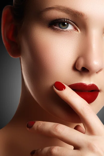 Sexy lips. Beauty red lips makeup detail. Beautiful make-up closeup. Beautiful fashion model girl face. Perfect skin. Make up. Red manicure — 图库照片