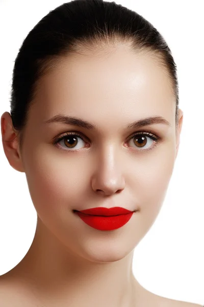 Chica modelo de belleza con maquillaje perfecto aislado sobre blanco. Retrato de una joven atractiva sobre fondo blanco. Hermosa cara femenina con piel fresca y clara. Los labios rojos — Foto de Stock