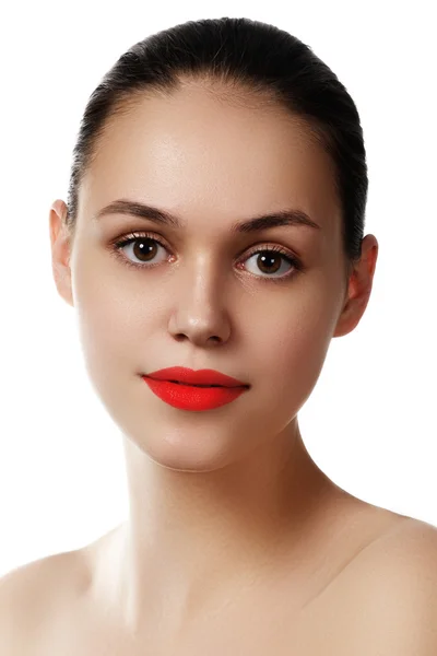 Chica modelo de belleza con maquillaje perfecto aislado sobre blanco. Retrato de una joven atractiva sobre fondo blanco. Hermosa cara femenina con piel fresca y clara. Los labios rojos — Foto de Stock