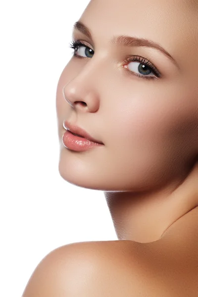 Maquillaje y cosméticos. Retrato de primer plano de hermosa cara modelo mujer con la piel limpia. Belleza natural del cuidado de la piel, piel suave y limpia. Tratamiento de spa — Foto de Stock