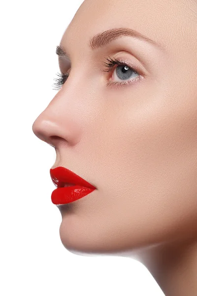 Krásy dívka model s perfektní make-up izolovaných na bílém. Portrét atraktivní mladá žena na bílém pozadí. Krásná ženská tvář s vymazat čerstvé kůže. Červené rty — Stock fotografie