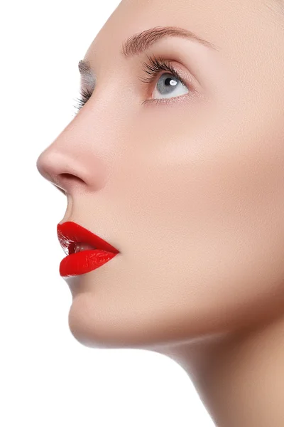 Schönheit Modell Mädchen mit perfektem Make-up isoliert über weiß. Porträt einer attraktiven jungen Frau auf weißem Hintergrund. schönes weibliches Gesicht mit klarer, frischer Haut. rote Lippen — Stockfoto