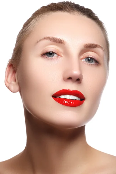 Ομορφιά κορίτσι μοντέλο με τέλειο μακιγιάζ που απομονώνονται σε λευκό. Πορτρέτο του ελκυστική νεαρή γυναίκα σε άσπρο φόντο. Όμορφο γυναικείο πρόσωπο με καθαρίσει το δέρμα φρέσκο. Κόκκινα χείλη — Φωτογραφία Αρχείου