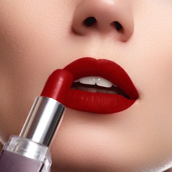 Extreme Nahaufnahme am Modell, das dunkelroten Lippenstift aufträgt. Make-up. professionelles Retro-Make-up. dunkelroter Lippenstift. Weinlippen — Stockfoto