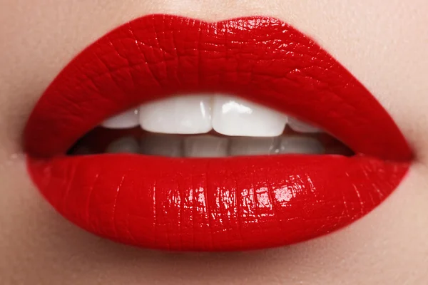 Labios perfectos. Sexy chica boca de cerca. Belleza joven sonrisa. Labios rellenos naturales. Aumento de labios. Detalle de cerca. Labios llenos brillantes . — Foto de Stock