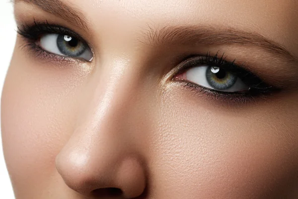 Maquiagem dos olhos. Bela maquilhagem de olhos. Detalhe de maquiagem de férias. Cílios longos. Close-up tiro de maquiagem olho feminino em estilo olhos fumegantes — Fotografia de Stock