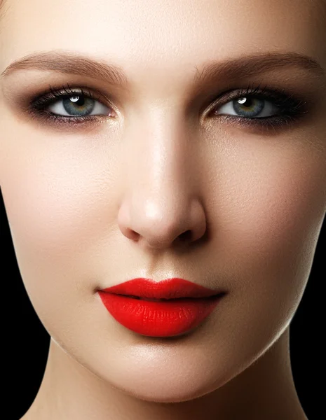 Ευεξίας, καλλυντικά και κομψό στυλ ρετρό. Close-up πορτρέτο του αισθησιασμού όμορφη γυναίκα μοντέλο πρόσωπο μόδας μακιγιάζ και sexy Βραδυνό Μακιγιάζ κόκκινα χείλη. Υψηλή μόδα βλέμμα — Φωτογραφία Αρχείου