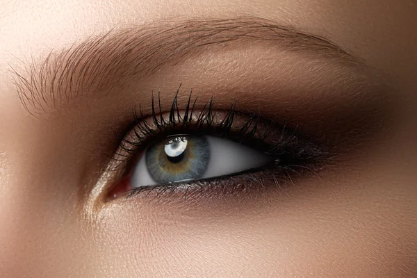 Maquillaje de ojos. Hermosos ojos maquillaje. Detalles de maquillaje navideño. Pestañas largas. Primer plano de maquillaje del ojo femenino en el estilo de ojos ahumados — Foto de Stock