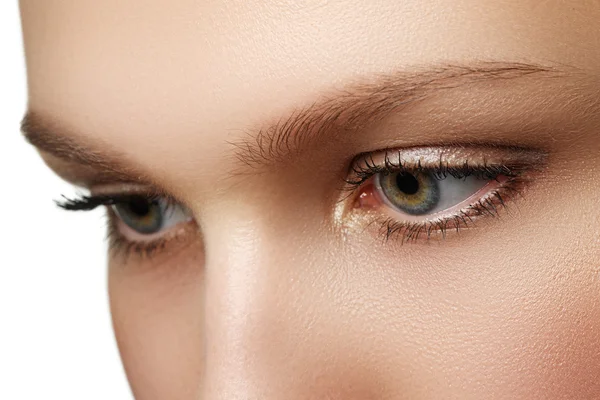 Maquillaje de ojos. Hermosos ojos maquillaje. Detalles de maquillaje navideño. Pestañas largas. Primer plano de maquillaje del ojo femenino en el estilo de ojos ahumados — Foto de Stock