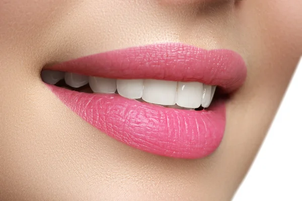 La sonrisa de la mujer feliz macro con dientes blancos sanos, maquillaje .lips rosa brillante. Estomatología y cuidado de belleza. Mujer sonriendo con grandes dientes. Sonrisa femenina alegre con piel fresca y clara — Foto de Stock