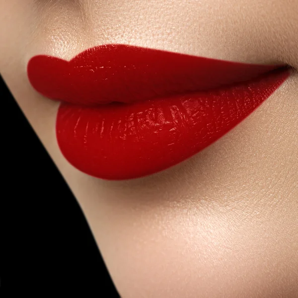 Labios perfectos. Sexy chica boca de cerca. Belleza joven sonrisa. Labios rojos rellenos de grasa. Aumento de labios. Detalle de cerca. Labios llenos brillantes . — Foto de Stock