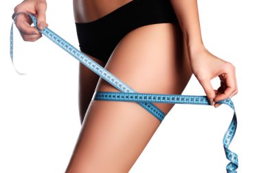 Güzel kalçaları mükemmel şekli ölçme kadın. Sağlıklı yaşam konsepti. Kadın vücut parçası ölçülür. Spa güzellik vücut sağlıklı yaşam, diyet ve fitness bölümü. Mükemmel bel, kalça ve bacaklar