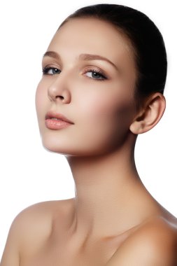 Kalıcı makyaj ve kozmetik. Güzel bir kadın modeli yüz beyaz arka plan üzerinde temiz cilt ile portre portre. Doğal Cilt Bakımı Güzellik, temiz yumuşak deri. Spa treatmen