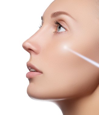 Güzellik Portresi. Güzel kadın. Mükemmel taze cilt. Beyaz arka plan üzerinde izole. Saf güzellik modeli. Gençlik ve cilt bakım kavramı