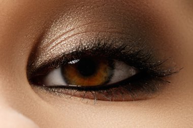 Göz makyajı. Güzel gözleri retro tarzı makyaj. Tatil makyaj ayrıntı. Göz kalemi. Kozmetik ve makyaj. Closeup makro moda sima vurdu