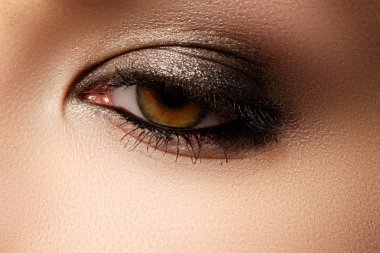 Göz makyajı. Güzel gözleri retro tarzı makyaj. Tatil makyaj ayrıntı. Göz kalemi. Kozmetik ve makyaj. Moda visag closeup makro çekim