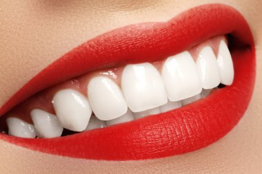 Makro mutlu kadının gülümseme ile sağlıklı beyaz dişler. Dudak makyaj. Stomatology ve güzellik bakımı. Büyük ile gülümseyen kadın. Taze açık cilt ile neşeli kadın gülümseme