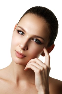 Güzel genç karanlık moda makyaj ile model ve manikür Fransız. Saflık cilt. Güzellik tarzı. Cilt, seksi parlak dudak makyaj ve karanlık kaşları moda parlak fosforlu kalem