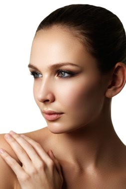 Güzel genç karanlık moda makyaj ile model ve manikür Fransız. Saflık cilt. Güzellik tarzı. Cilt, seksi parlak dudak makyaj ve karanlık kaşları moda parlak fosforlu kalem