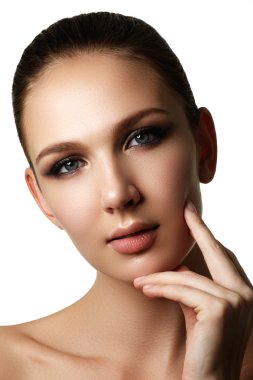 Güzel genç karanlık moda makyaj ile model ve manikür Fransız. Saflık cilt. Güzellik tarzı. Cilt, seksi parlak dudak makyaj ve karanlık kaşları moda parlak fosforlu kalem