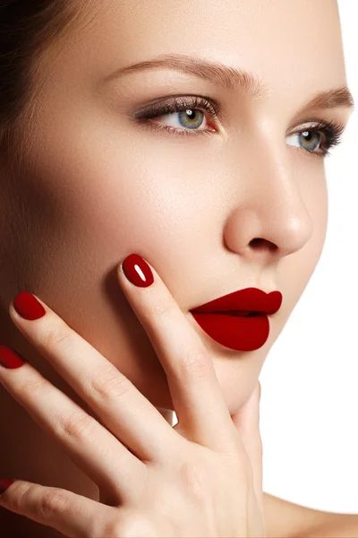 Sexy lips. Beauty red lips makeup detail. Beautiful make-up closeup. Beautiful fashion model girl face. Perfect skin. Make up. Red manicure — 图库照片