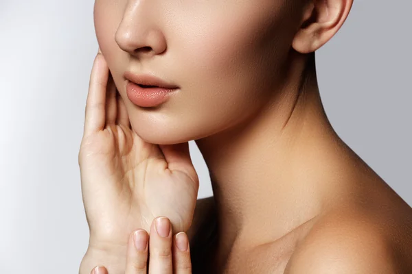 Perfecte lippen. Sexy meisje mond dicht. Schoonheid jonge vrouw Glimlach. Natuurlijke dikke volle Lip. Lipvergroting. Detail van dichtbij — Stockfoto