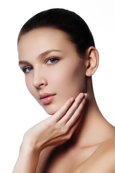 Maquillaje y cosméticos. Retrato de primer plano de hermosa cara modelo mujer con la piel limpia sobre fondo blanco. Belleza natural del cuidado de la piel, piel suave y limpia. Tratamiento de spa — Foto de Stock