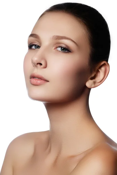 Make-up & kosmetika. Närbild porträtt av vacker kvinna modell ansikte med ren hud på vit bakgrund. Naturlig hudvård skönhet, ren mjuk hud. Spa treatmen — Stockfoto