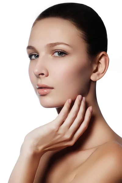 Make-up & Kosmetik. Nahaufnahme Porträt der schönen Frau Modell Gesicht mit sauberer Haut auf weißem Hintergrund. natürliche Hautpflege Schönheit, saubere weiche Haut. Wellness-Behandlung — Stockfoto