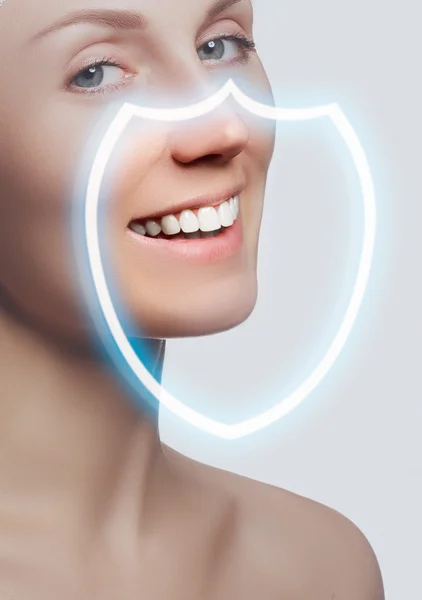 Sorriso perfetto dopo la decolorazione. Cura dentale e sbiancamento dei denti. Stomatologia e cura della bellezza. Donna sorridente con grandi denti. Sorriso femminile allegro con pelle fresca e chiara — Foto Stock