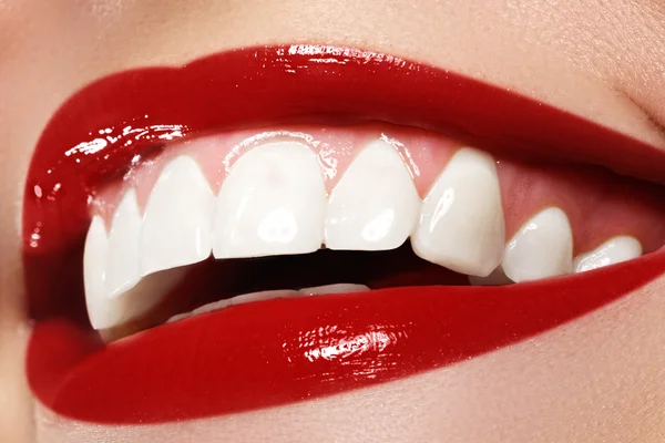 La sonrisa de la mujer feliz macro con dientes blancos saludables.Maquillaje de labios. Estomatología y cuidado de belleza. Mujer sonriendo con grandes dientes. Sonrisa femenina alegre con piel fresca y clara — Foto de Stock