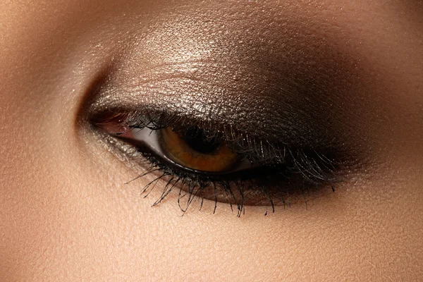 Augen Make-up. wunderschönes Augen-Retro-Make-up. Urlaub Make-up Detail. Eyeliner. Kosmetik und Make-up. Nahaufnahme Makroaufnahme von Mode-Visag — Stockfoto