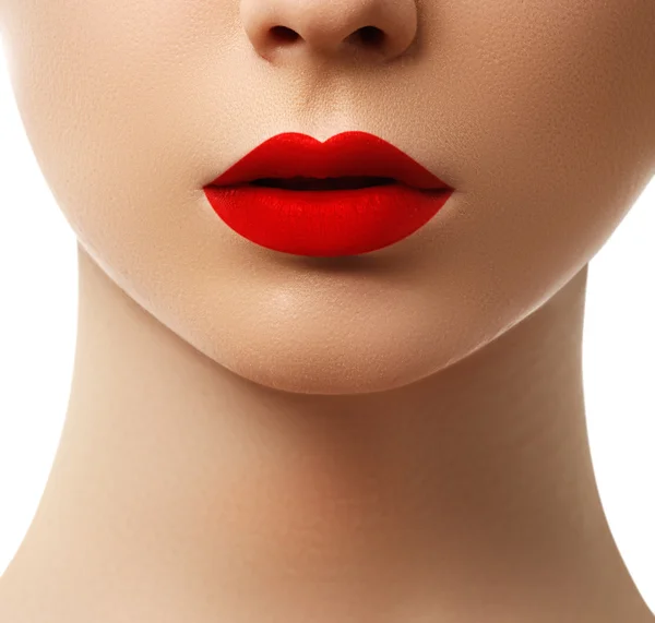 Foto close-up dari bibir wanita dengan lipstik merah. Indah bibir yang sempurna. Tutup mulut seksinya. Senyum lebar indah wanita muda segar dengan bibir penuh. Terisolasi di atas latar belakang putih — Stok Foto