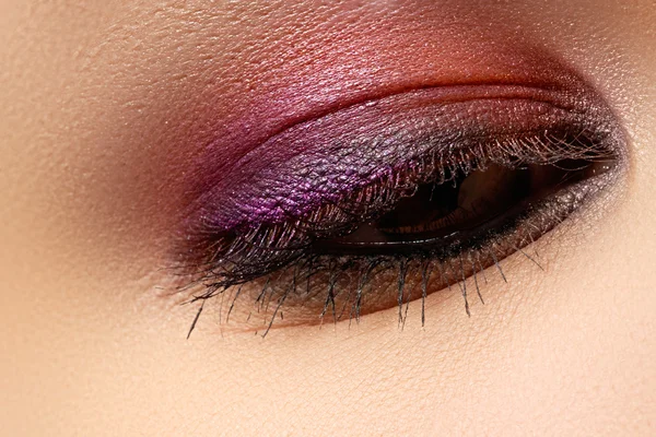 Macro-opname van vrouw mooie ogen, lichte en diepe kleuren make-up. Donker violet oogschaduw op ooglid. Sexy uitzicht, sensuele uitstraling. Glamourous chique make-up — Stockfoto