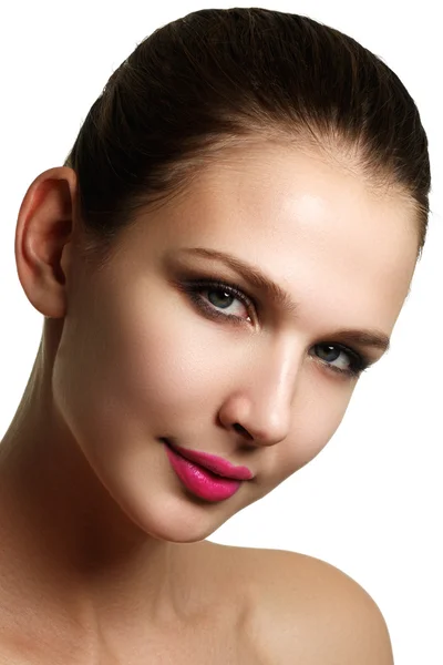 Όμορφη γυναίκα του προπλάσματος με μπλε μάτια και τέλειο μακιγιάζ που απομονώνονται σε λευκό φόντο. Πορτραίτο κοριτσιού ομορφιάς με ροζ χείλη. Γυναικείο πρόσωπο με γκρο πλαν σαφές δέρμα. Περιποίηση δέρματος — Φωτογραφία Αρχείου