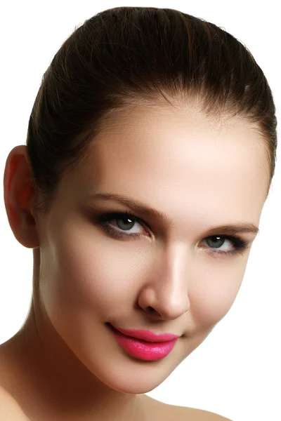 Όμορφη γυναίκα του προπλάσματος με μπλε μάτια και τέλειο μακιγιάζ που απομονώνονται σε λευκό φόντο. Πορτραίτο κοριτσιού ομορφιάς με ροζ χείλη. Γυναικείο πρόσωπο με γκρο πλαν σαφές δέρμα. Περιποίηση δέρματος — Φωτογραφία Αρχείου