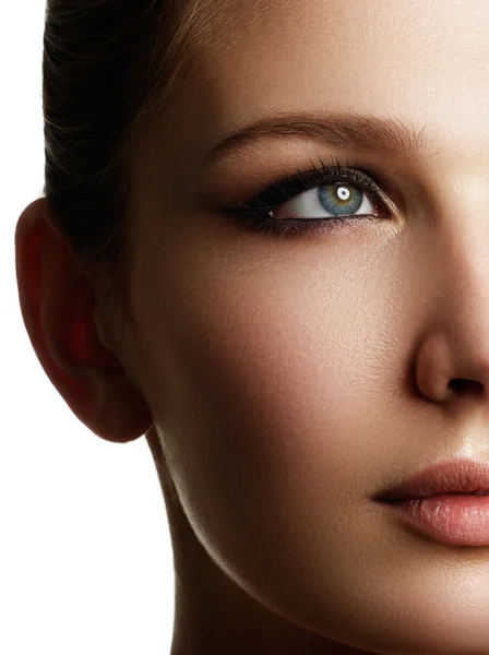 Bella faccia donna con trucco luminoso occhio con trucco fodera sexy. Moda grande forma di freccia sulla palpebra della donna. Trucco serale chic, viso sano — Foto Stock