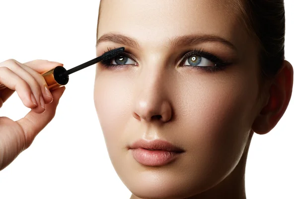 Mascara applicare primo piano, ciglia lunghe. Spazzola Mascara. Estensioni ciglia. Trucco per gli occhi blu. Trucco per gli occhi applicare. Giovane bella donna che applica il trucco mascara sugli occhi a pennello — Foto Stock