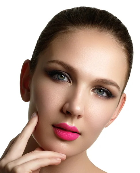 Wimperntusche auftragen. Lange Wimpern in Nahaufnahme. Wimpernbürste. Wimpernverlängerungen. Make-up für blaue Augen. Augen Make-up auftragen, rosa Lippen — Stockfoto