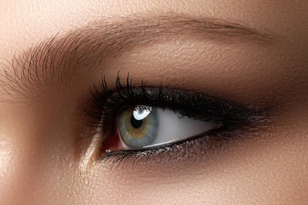 Maquillaje creativo de ojos. Ojos de humo de moda. Cosméticos y maquillaje. Maquillaje de ojos oscuros. Con maquillaje de ojo negro oscuro . — Foto de Stock