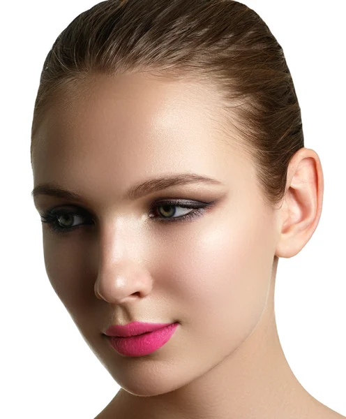 Mascara tillämpar. Långa fransar närbild. Mascara borste. Ögonfransar förlängningar. Makeup för blå ögon. Eye Make up Verkställ, rosa läppar — Stockfoto