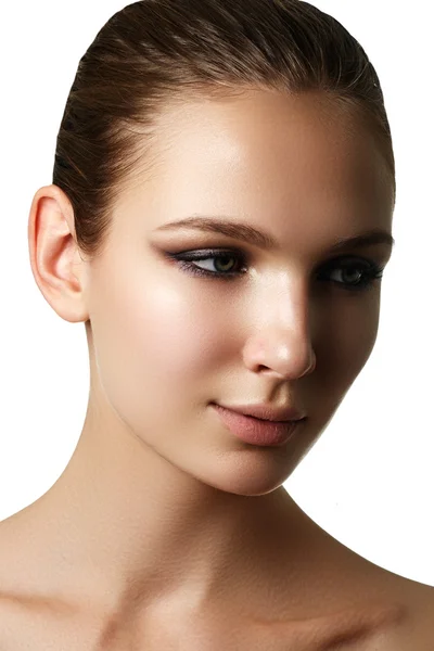 Belle jeune modèle avec maquillage de mode sombre. Une peau pure. Style beauté. Surligneur brillant de mode sur la peau, maquillage sexy des lèvres brillantes et sourcils foncés — Photo