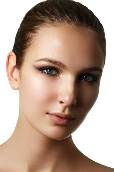 Hermosa joven modelo con maquillaje de moda oscura. Piel de pureza. Estilo de belleza. Resaltador brillante de moda en la piel, maquillaje de labios brillantes sexy y cejas oscuras —  Fotos de Stock