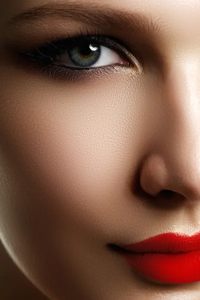 Piękny model twarz kobiety z niebieskimi oczami i doskonały makijaż. Portret uroda młodej dziewczyny z czerwonymi ustami. Kobieta twarzy z bliska jasne skóry. Pielęgnacji skóry. Jasny makijaż — Zdjęcie stockowe